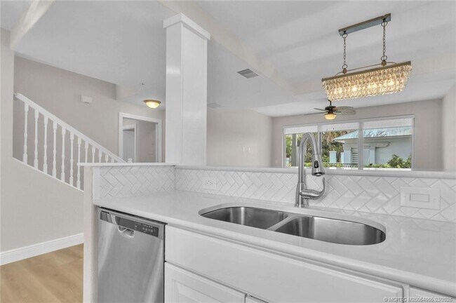 Building Photo - 3651 NE Pineapple Ave