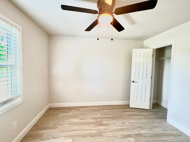 Second largest bedroom - 1340 N Hampton Rd