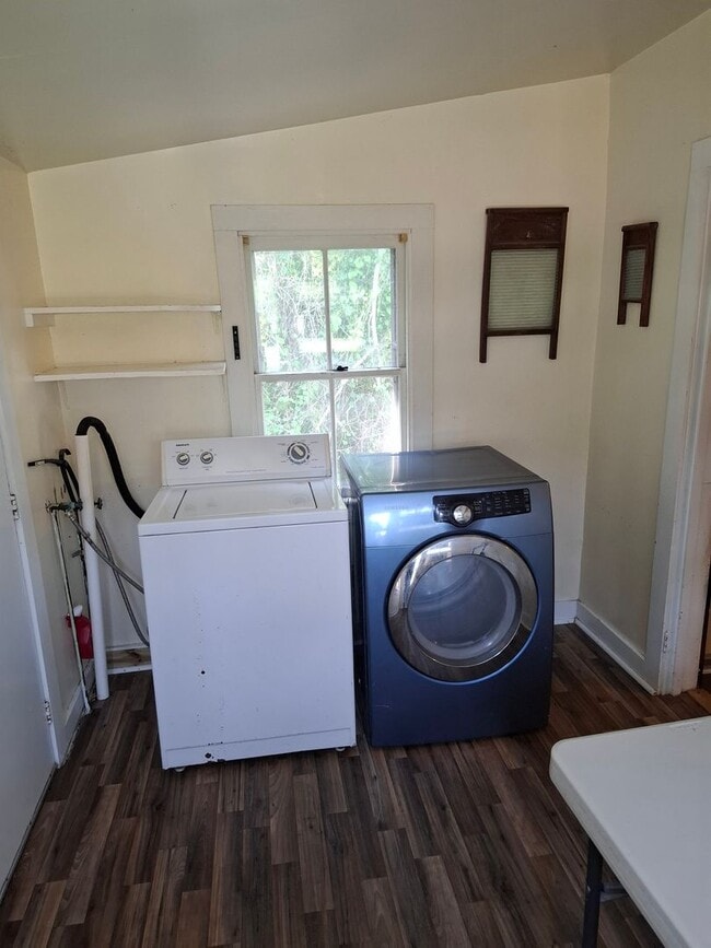 Building Photo - Unbelievable Updated Farmhouse in Lanexa!