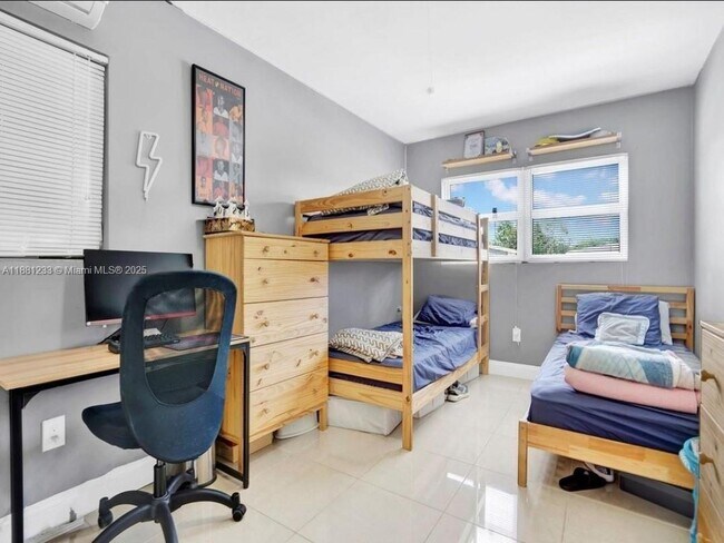 Building Photo - 6930 SW 12th St