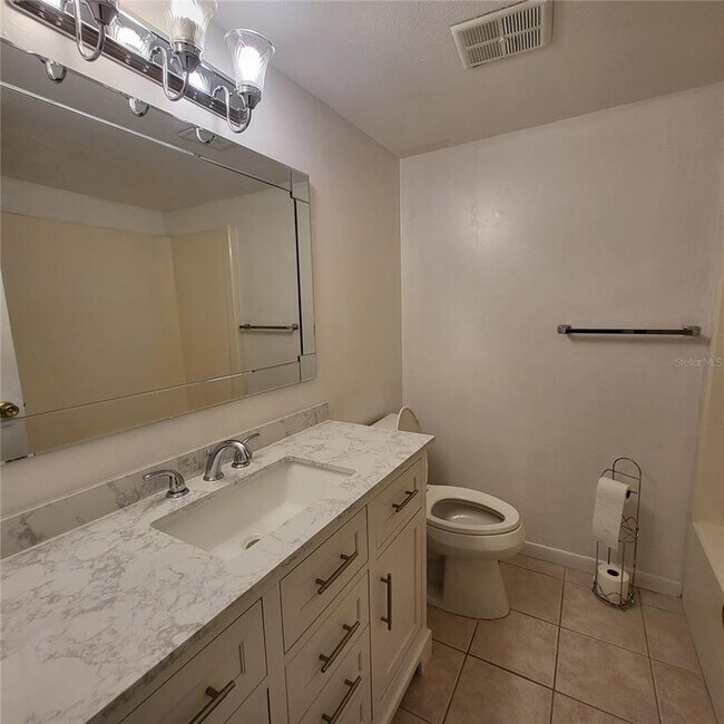 Building Photo - 2525 W Bay Dr