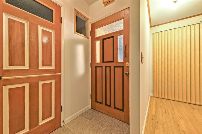 Building Photo - Fantastic 2-Bed, 2-Bath Townhouse with Pri...