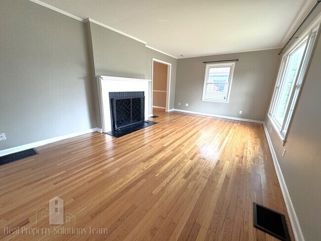 Building Photo - Two Story Home in Upper Arlington with att...