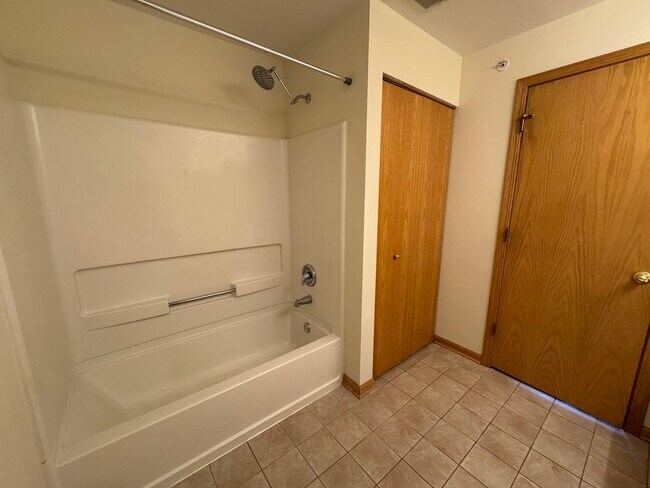 Building Photo - 2268 Vanderbilt Dr