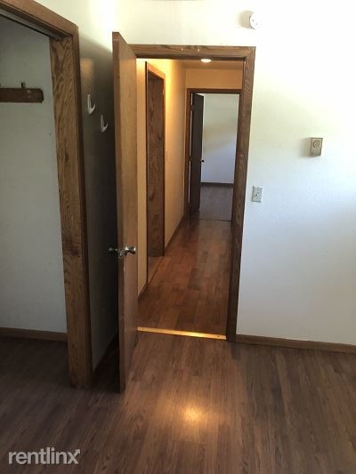 Building Photo - 3 br, 1 bath  - 1033 College St N  upper unit