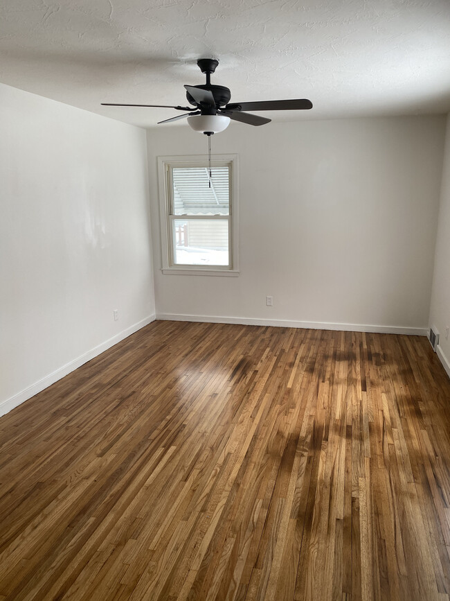 Living room - 1608 3rd Ave SE