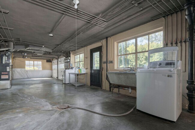 Building Photo - 1166 Castlevale Dr