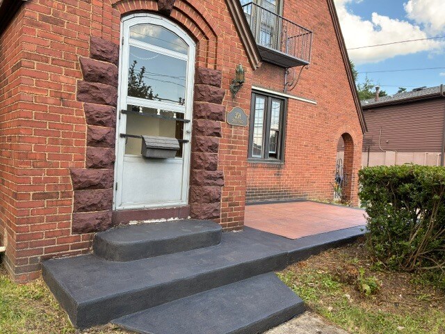 Front with patio to the right - 358 State St
