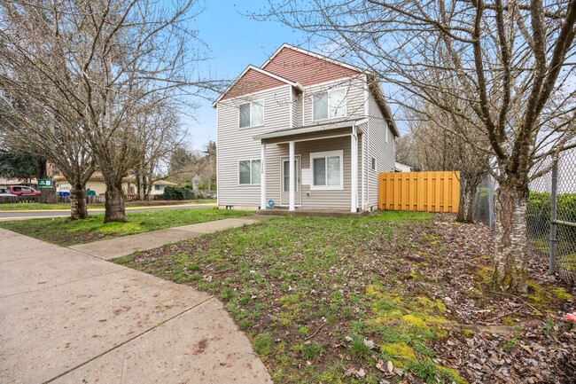 Building Photo - 5Bed/2.5 Bath home available in SE Portland