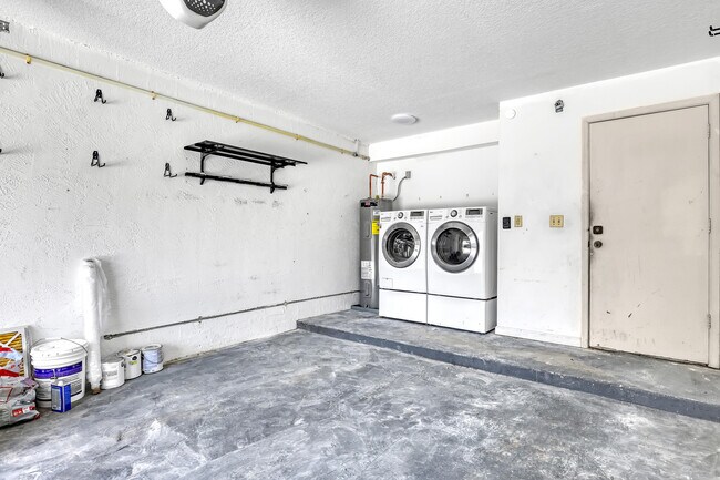 Building Photo - 935 Honeytree Ln