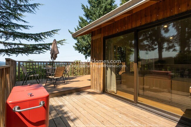 Building Photo - Mid-Century Modern Three Bedroom in Happy Valley!
