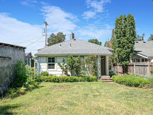 Building Photo - Adorable, vintage 1924 2-bdrm/1-bath w/ fe...