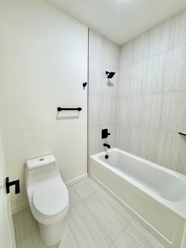 Building Photo - *1 MONTH FREE RENT* A 2bd/2bath Modern Tow...