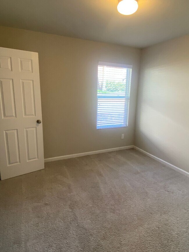 Building Photo - Spacious 3BR/2BA Home with Garage