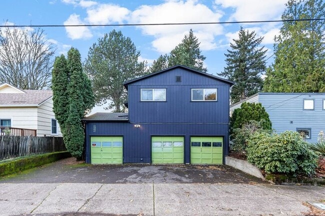 Building Photo - 121 SE 30th Pl