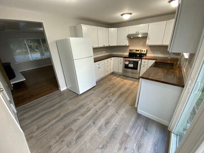 Building Photo - 309 Choker St SE