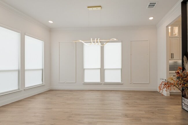 Building Photo - 12535 Mercer Pkwy