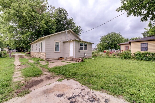 Building Photo - Full gut remodel! All new everything!! Come check it out.