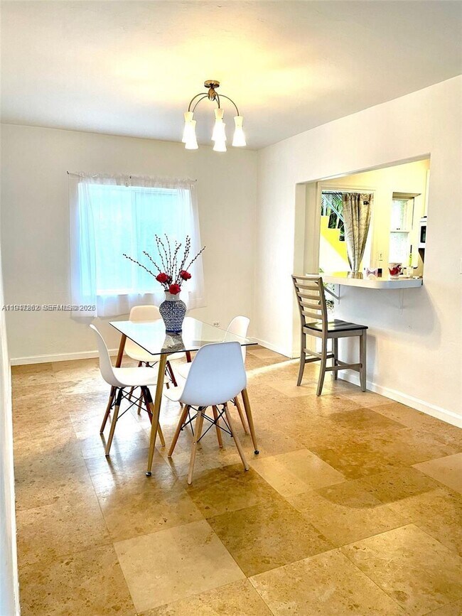 Building Photo - 717 NE 16th Ave