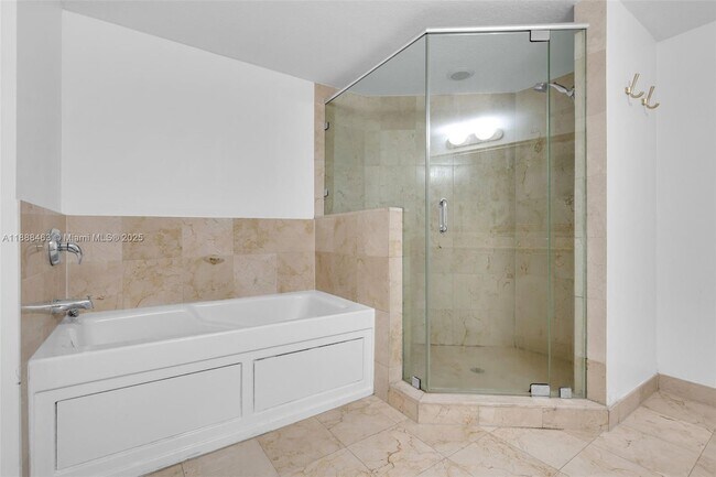 Building Photo - 1800 N Bayshore Dr