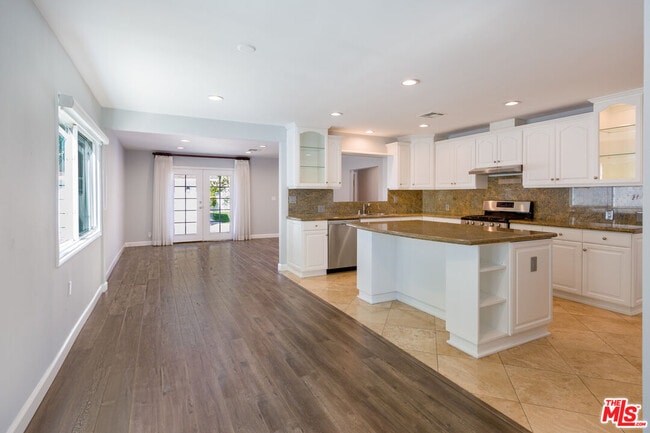 Building Photo - 4503 Vesper Ave