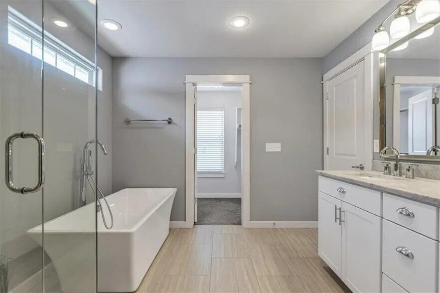 Building Photo - 1736 S 39th Pl