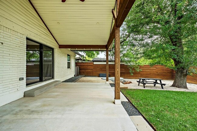 Building Photo - 5702 N Hampton Dr