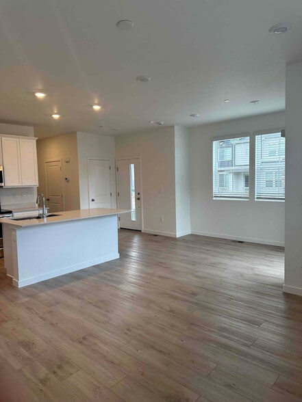 Building Photo - 5392 Euclid Dr