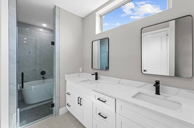 Building Photo - 2606 Martinas