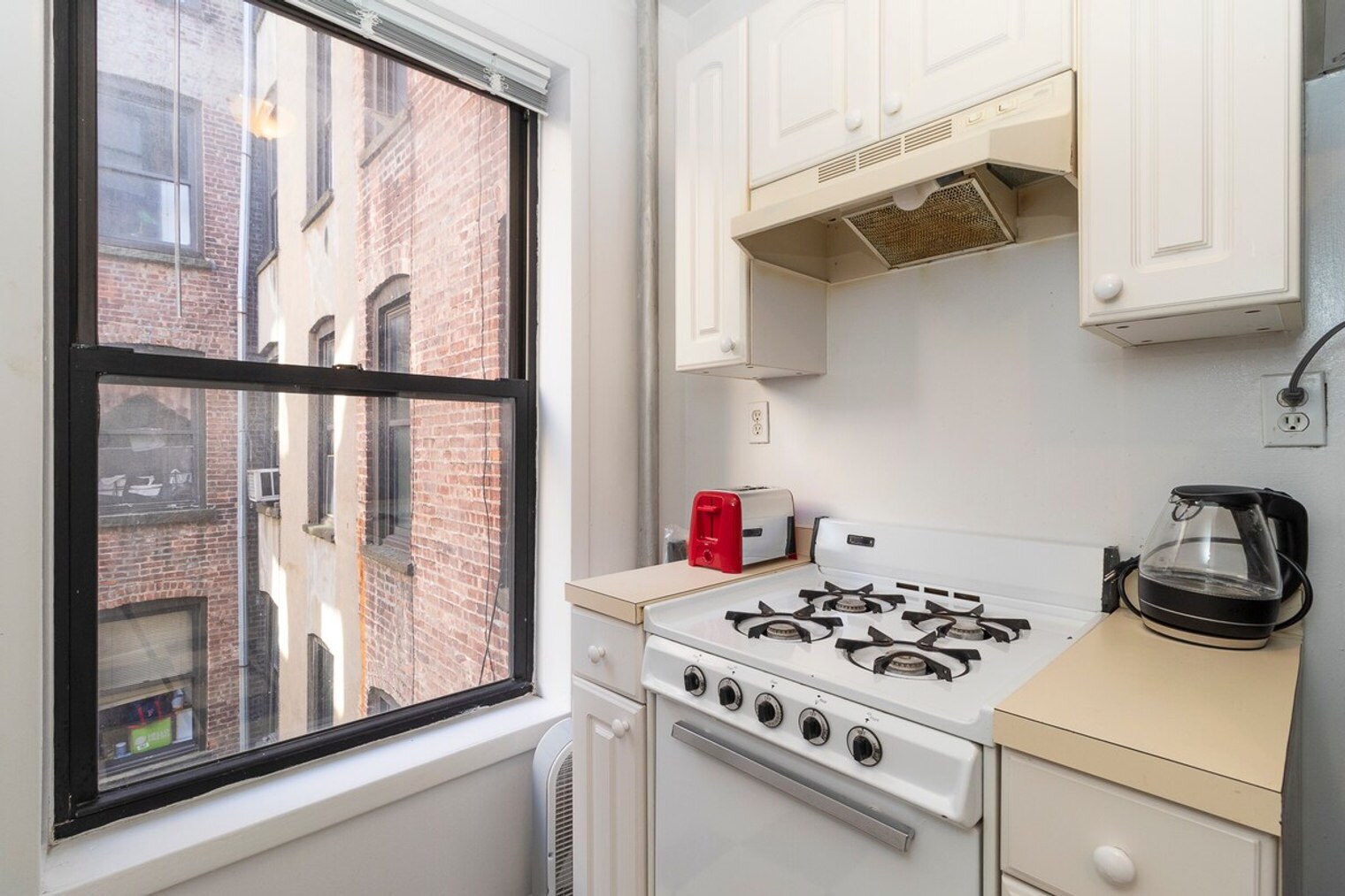 Building Photo - 163 E 94th St