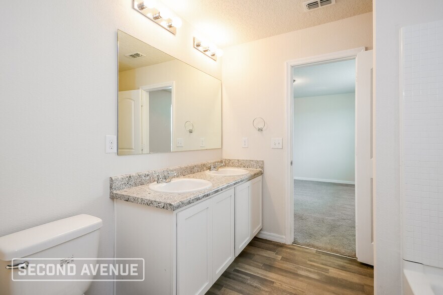 Building Photo - 106 Tulip Ln