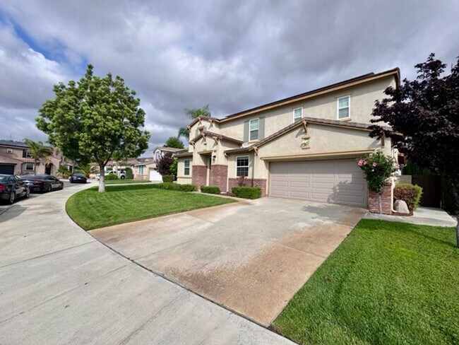 Building Photo - Discover this beautifully upgraded 5 bedro...