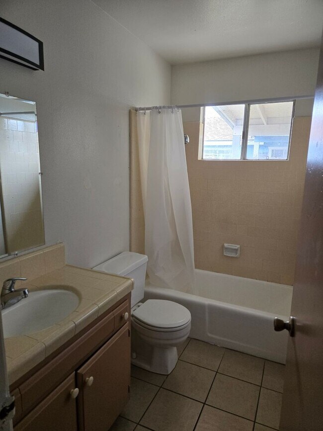 Building Photo - Unit For Rent