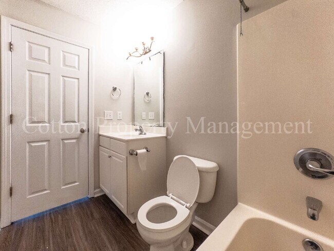 Building Photo - 448 Vallie Ln