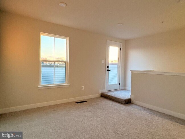 Building Photo - 736 Watts St