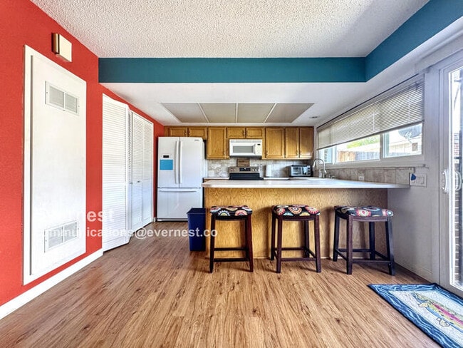 Building Photo - Lovely 3-Bedroom Townhome with Modern Comf...
