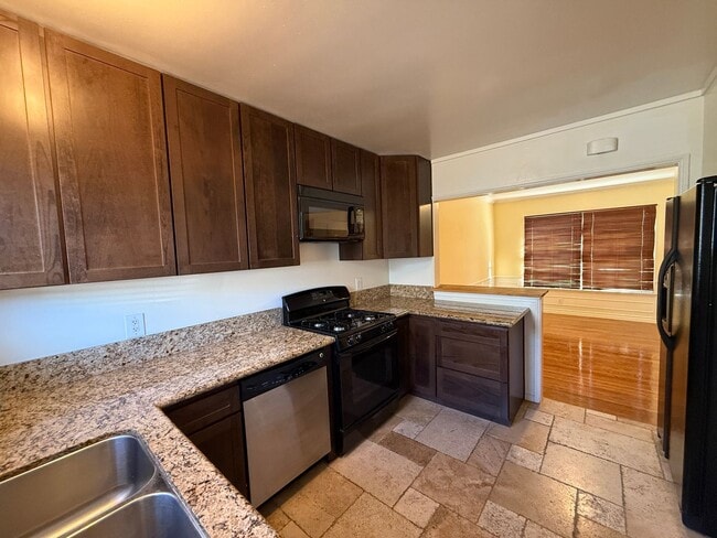 Building Photo - Adams Duplex -814/816 Rental Units