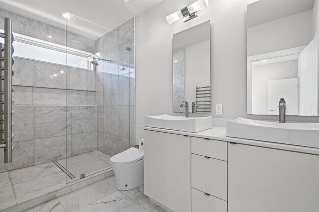 Building Photo - 5605 Sunshine Dr