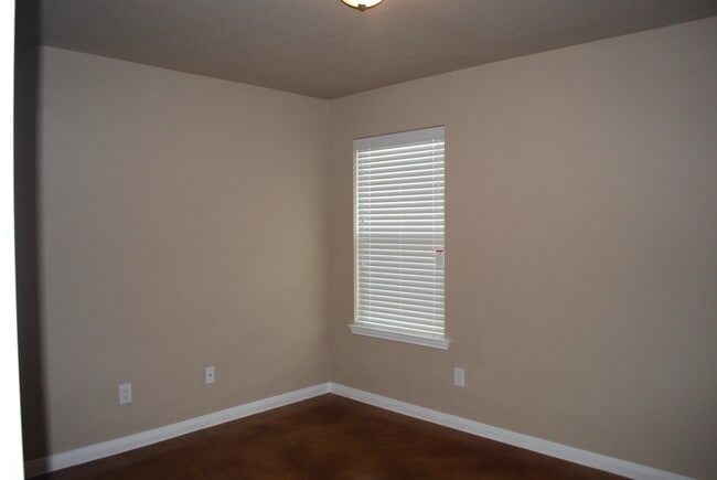 Building Photo - 1512 Dakota Ter