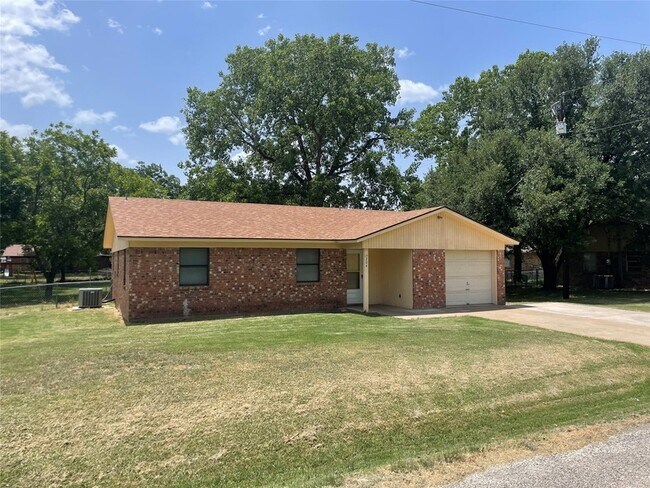 Building Photo - 204 Cedar Ln