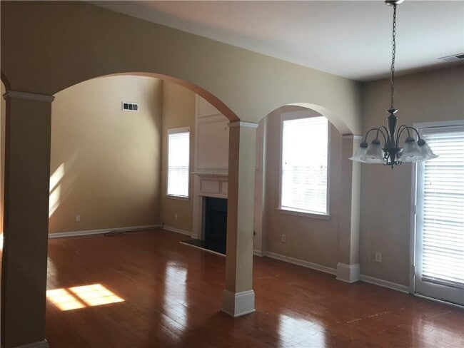 Building Photo - 729 Castlebottom Dr SE