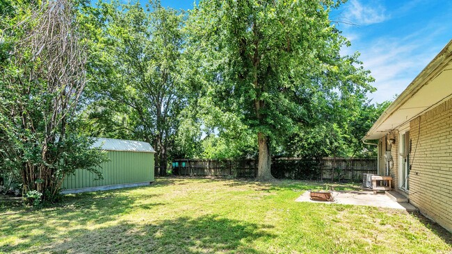 Building Photo - Beautifully Redone 2 Bedroom House! Availa...