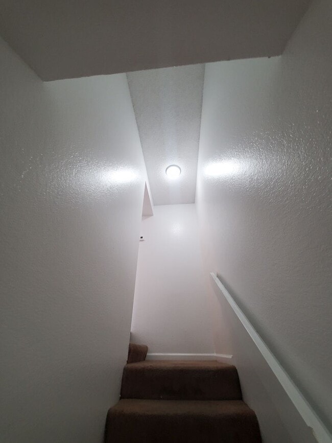 Building Photo - Townhome - newly remodeled kitchen - priva...