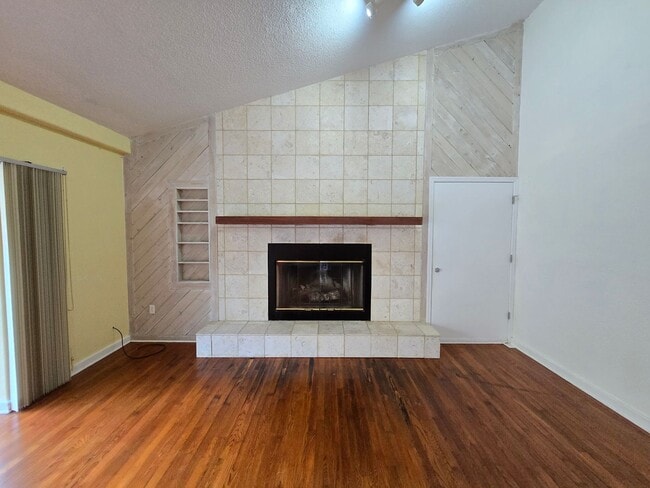 Building Photo - Rarely Available 3 bed/ 2 bath in Hidden River in Myakka