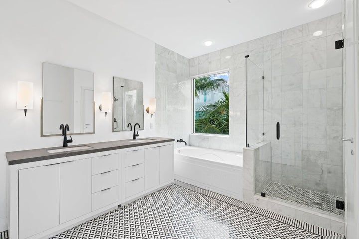 Building Photo - 775 NE 4th Ave