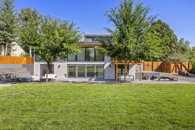 Building Photo - 5 bed 3.5 Bath Home in North Boulder W/Large Backyard, Swimming Pool & Jacuzzi!