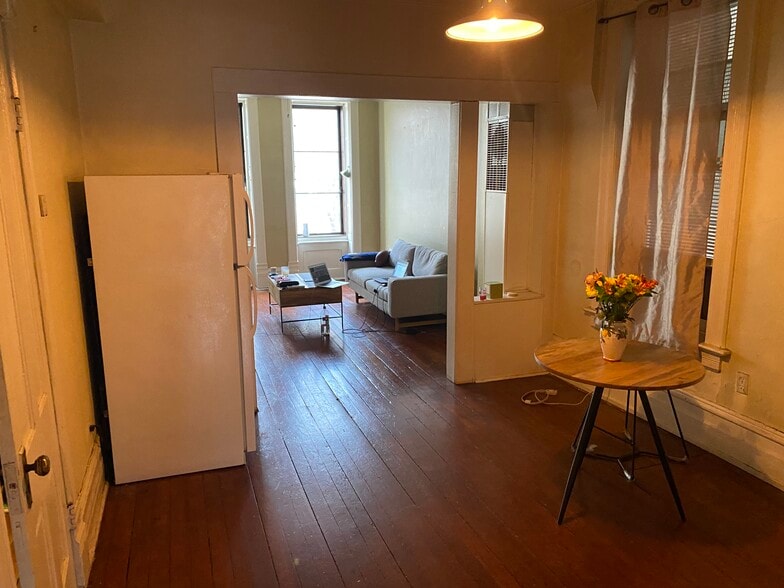 Building Photo - 2122 N Clifton Ave