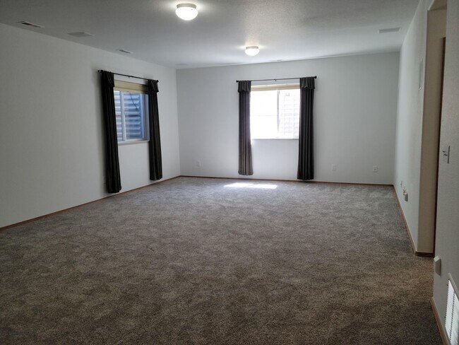 Building Photo - 5 Bed 3 Bath Ranch w/ AC - Available Now! ...