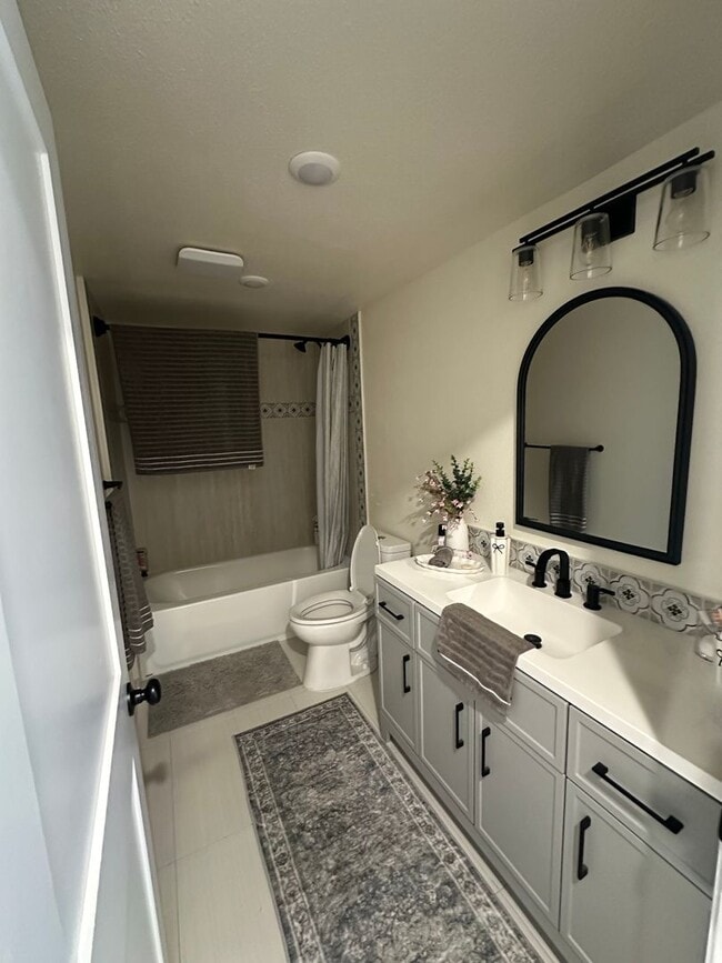 Building Photo - Walking distance to downtown! Beautifully furnished