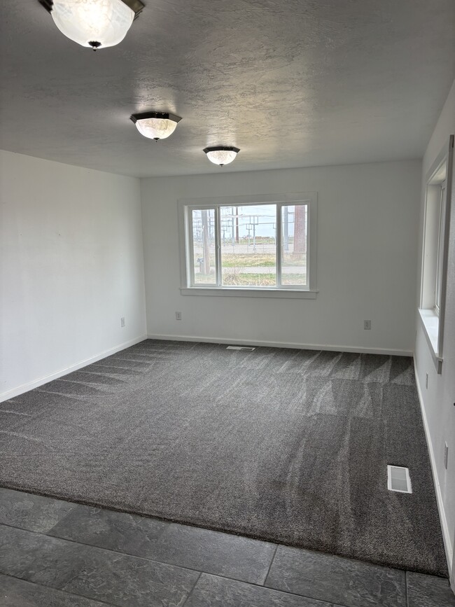 Building Photo - 901 E 800 N